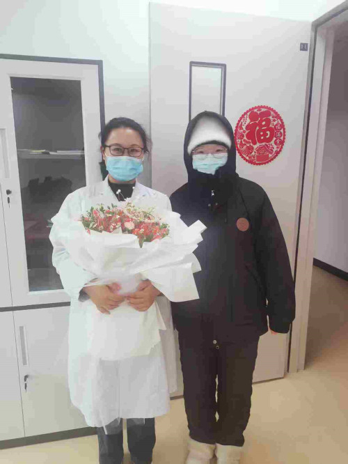 2025年2月妇产科医生伍怡鲜花1.jpg